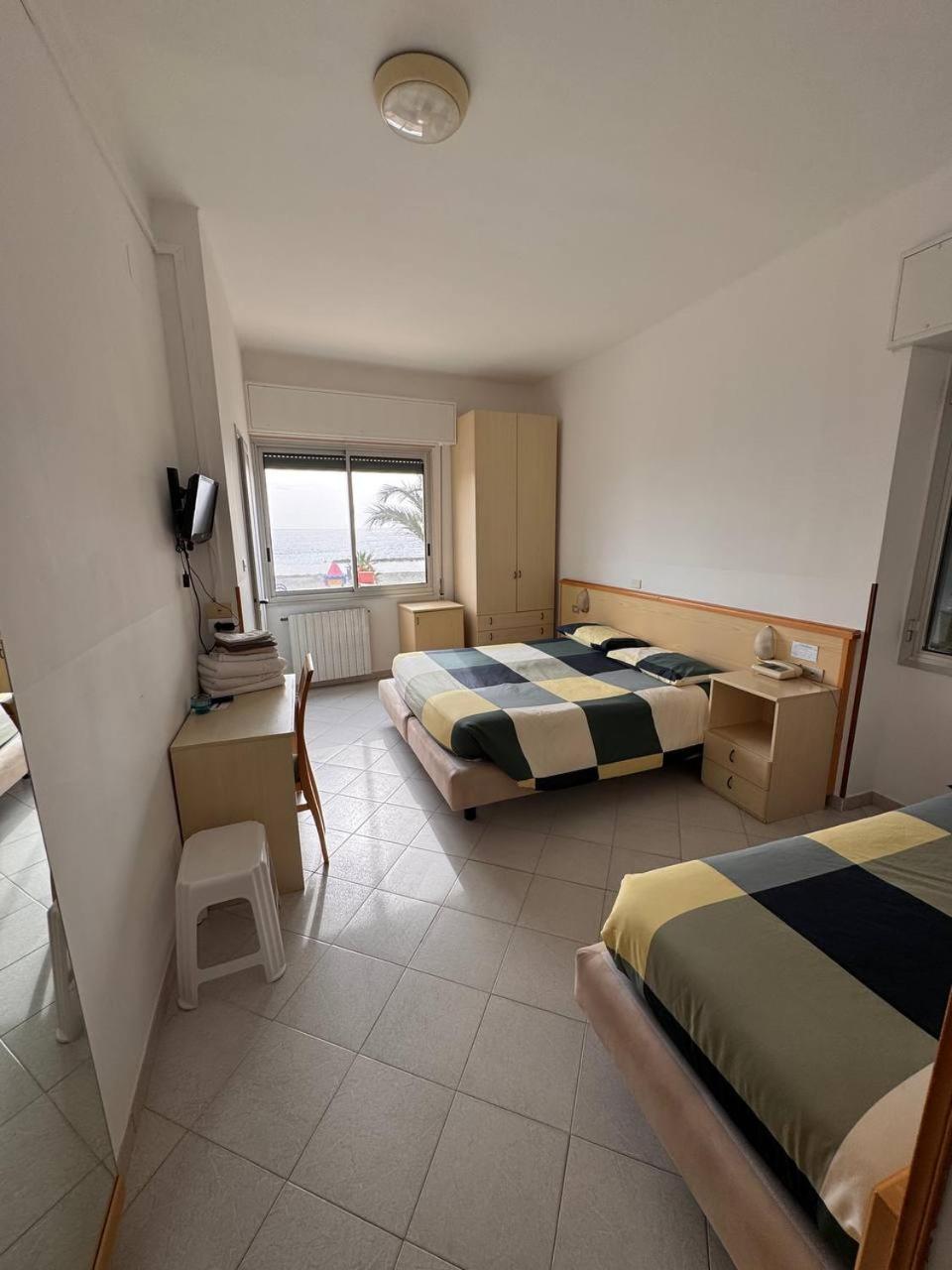 Hotel Ideal Arma di Taggia Esterno foto