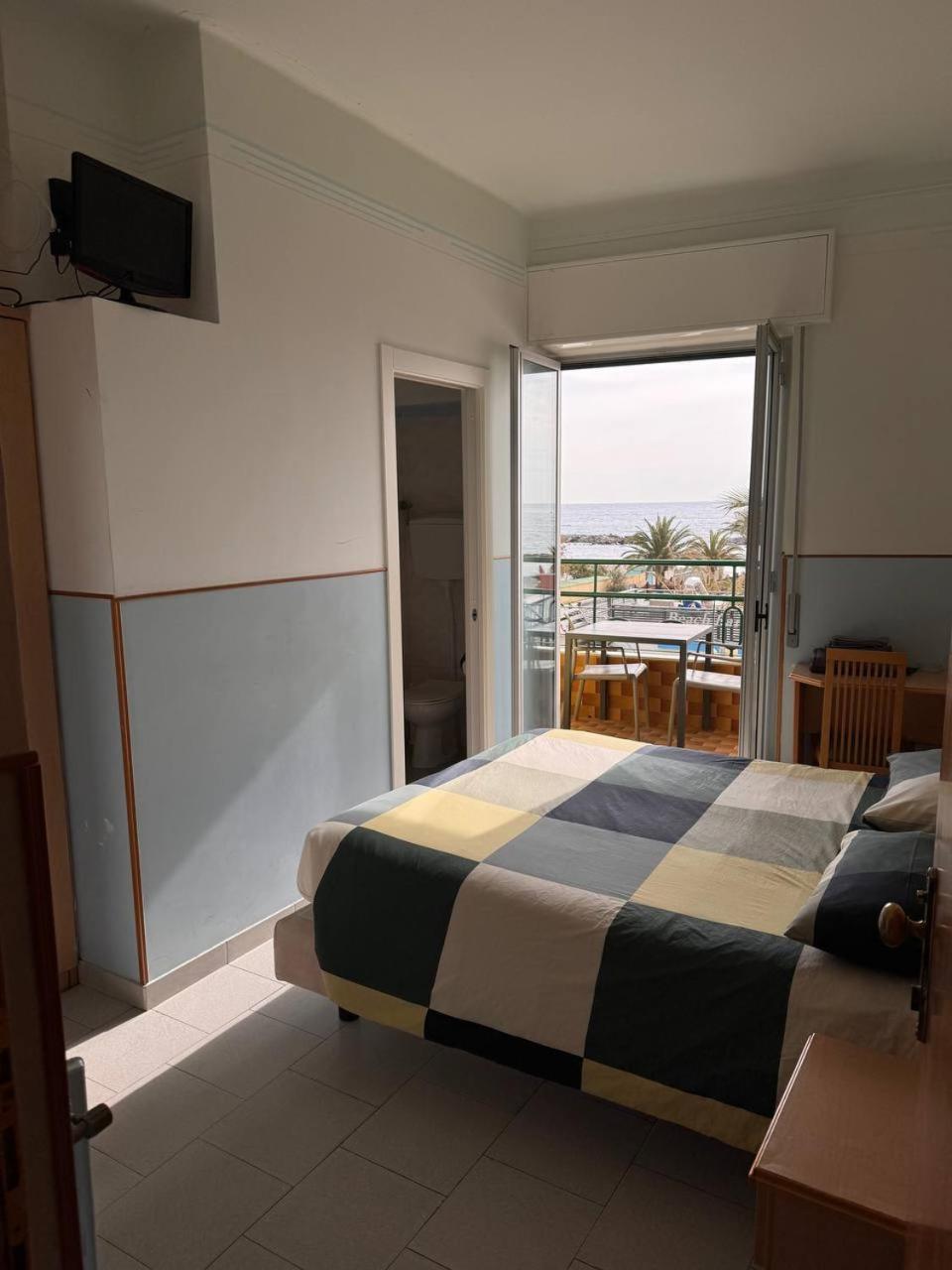 Hotel Ideal Arma di Taggia Esterno foto