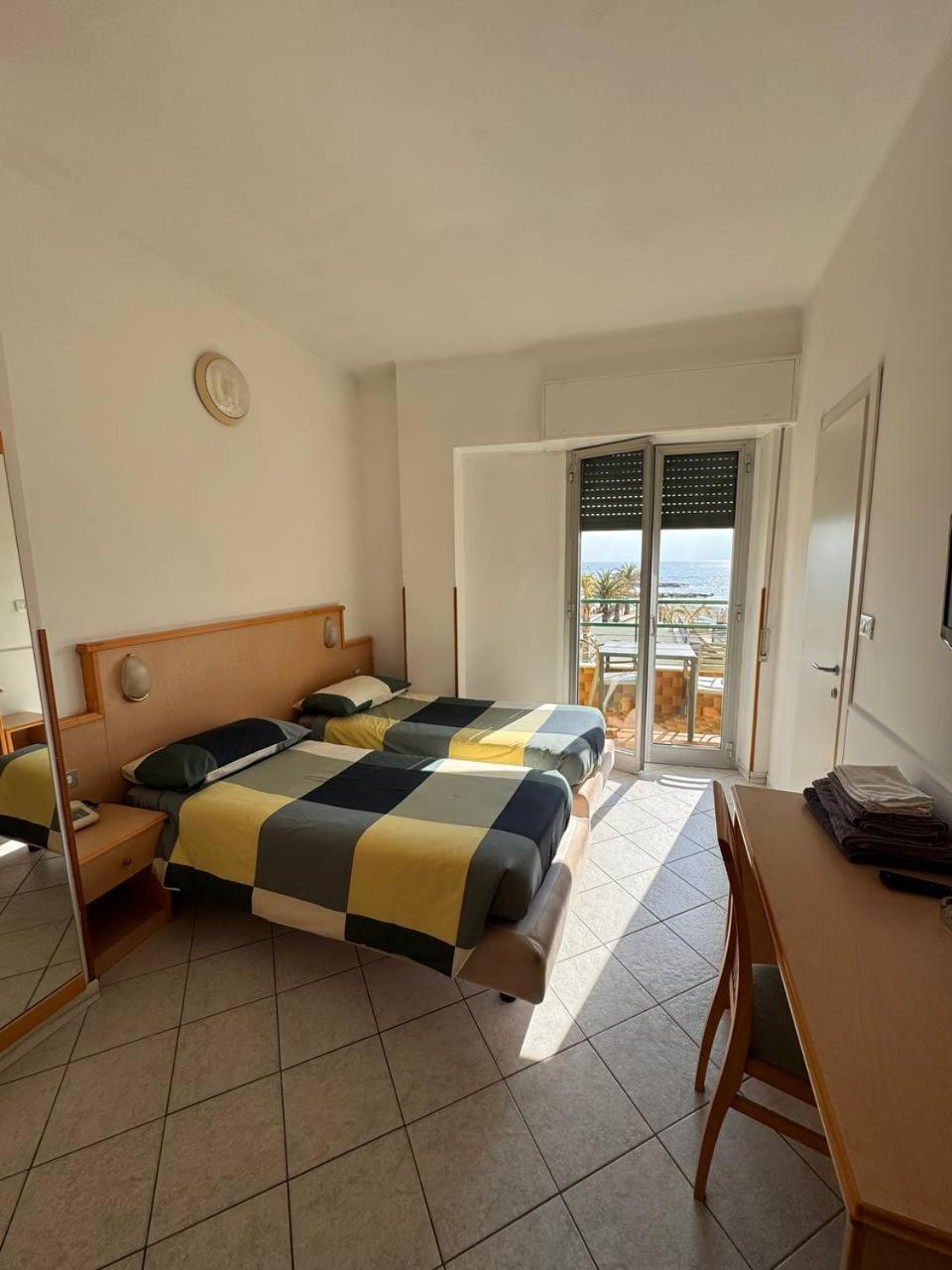 Hotel Ideal Arma di Taggia Esterno foto