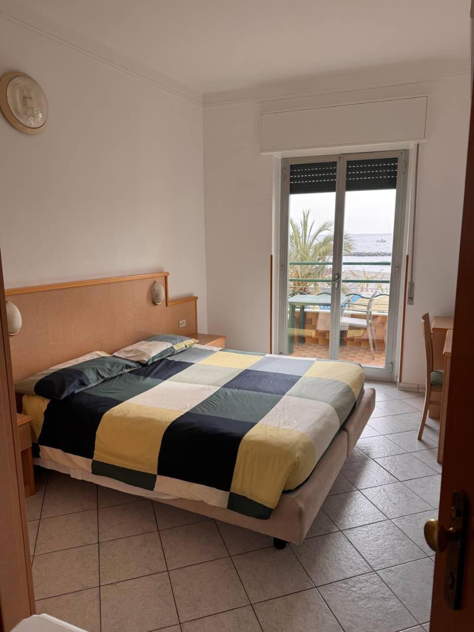 Hotel Ideal Arma di Taggia Esterno foto