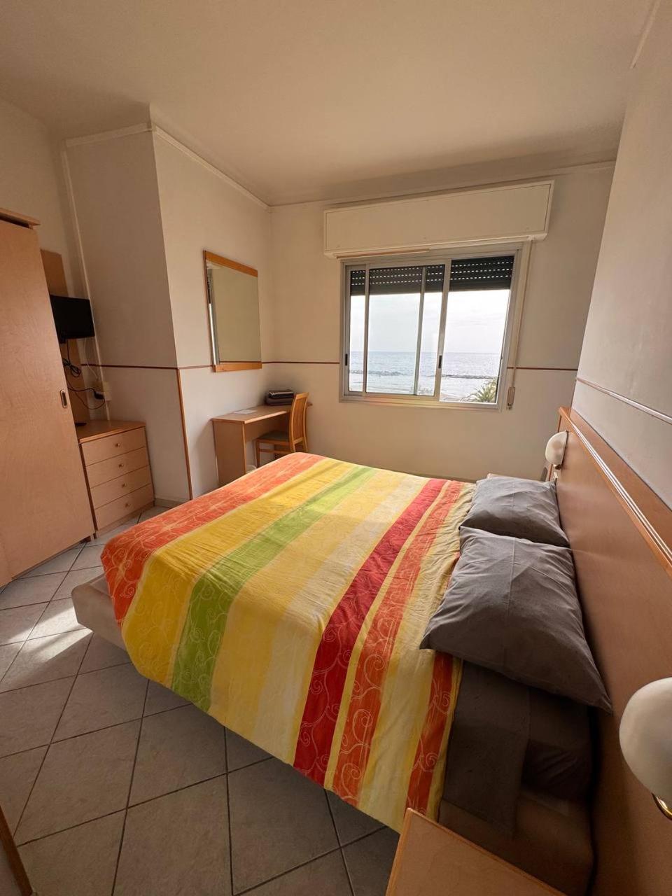 Hotel Ideal Arma di Taggia Esterno foto