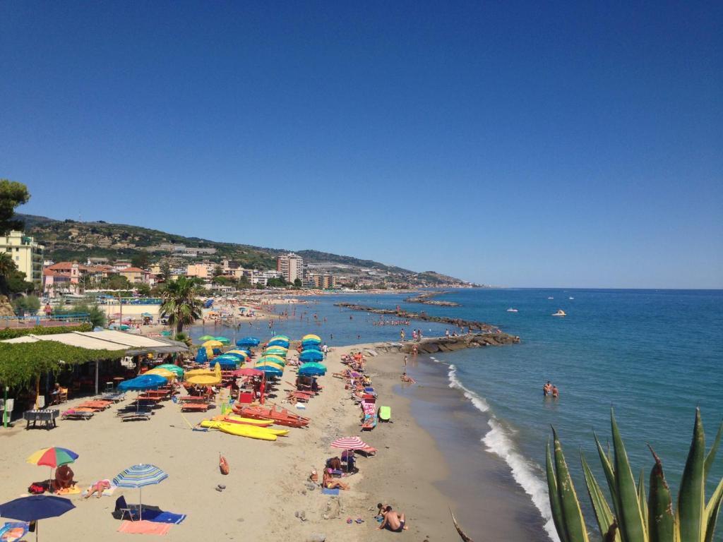 Hotel Ideal Arma di Taggia Esterno foto