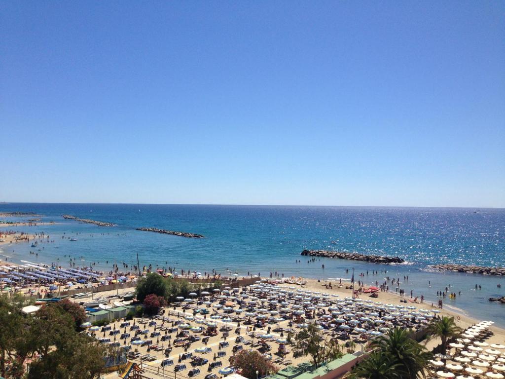 Hotel Ideal Arma di Taggia Esterno foto