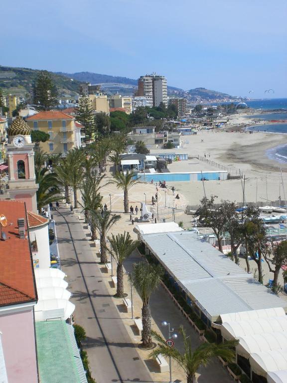 Hotel Ideal Arma di Taggia Esterno foto